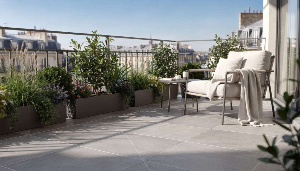 Fliesen platzen vom Balkon ab? So verlegen Sie sie 2026 richtig und vermeiden teure Schäden