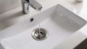 Warum Backpulver und Essig im Abfluss oft versagen – das rät ein Profi stattdessen