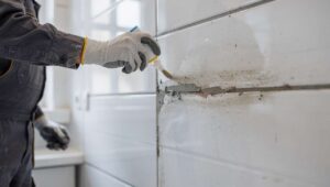 Fugenstift oder Fugenfarbe: Welche Methode laut Fliesenlegern länger hält